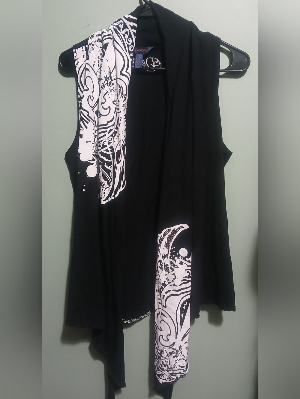 Dereon Black Sleeveless Draped Vest with White Graphic Panels